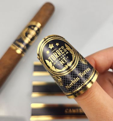 Premium Unik OEM Waterproof Vinyl Printed Customized Cigar Ring dengan Gold Embossed Printing Personal Branding Label Sticker