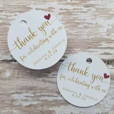 Harga yang bagus Desain Baru Embossed Hang Tag Hadiah Khusus String Pvc Hangtags Label Pakaian on line